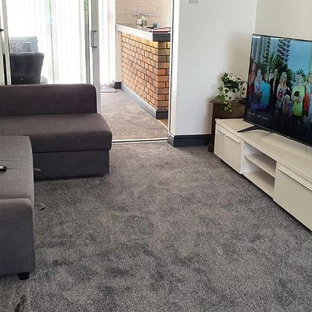 Green Haven Villa - 4Br Spacious House With Hot Tub, Ample Parking, Air Condition, Wifi, Netflix, Patio & Garden キッドリントン エクステリア 写真