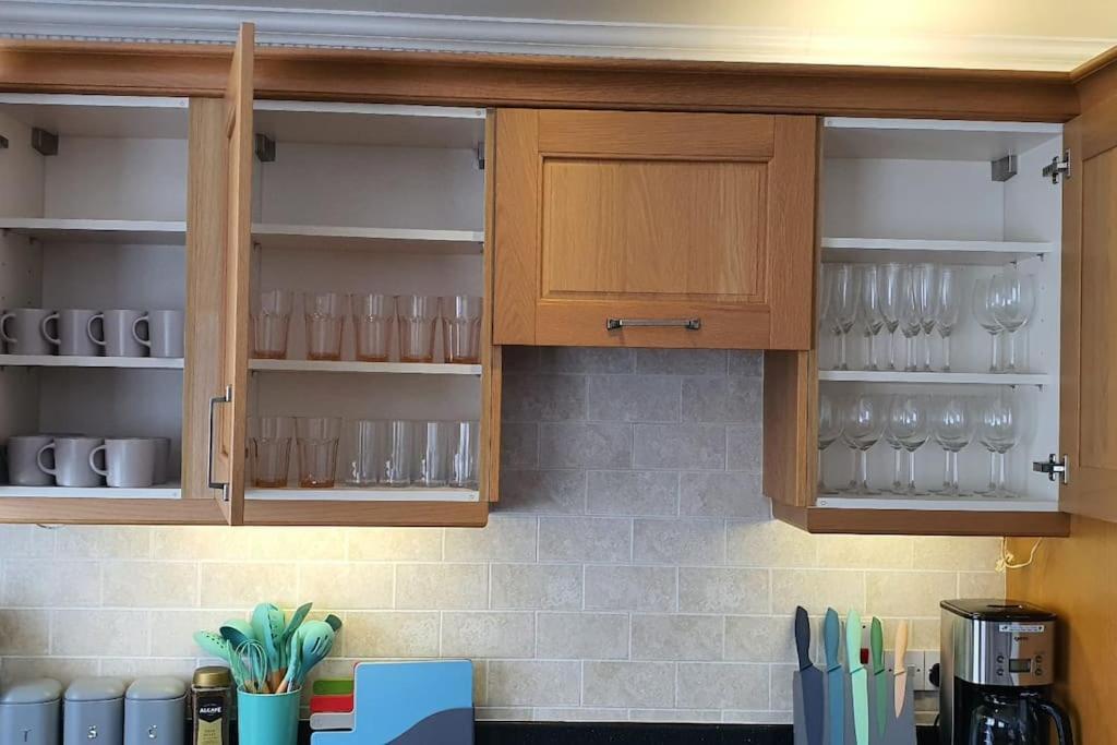 Green Haven Villa - 4Br Spacious House With Hot Tub, Ample Parking, Air Condition, Wifi, Netflix, Patio & Garden キッドリントン エクステリア 写真