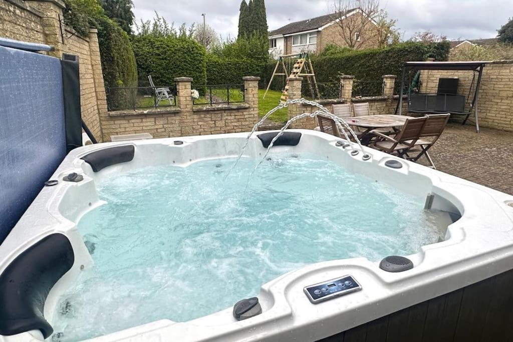 Green Haven Villa - 4Br Spacious House With Hot Tub, Ample Parking, Air Condition, Wifi, Netflix, Patio & Garden キッドリントン エクステリア 写真